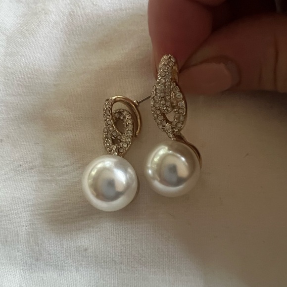 Jewelry - Elegant Pearl and Crystal Drop Earrings